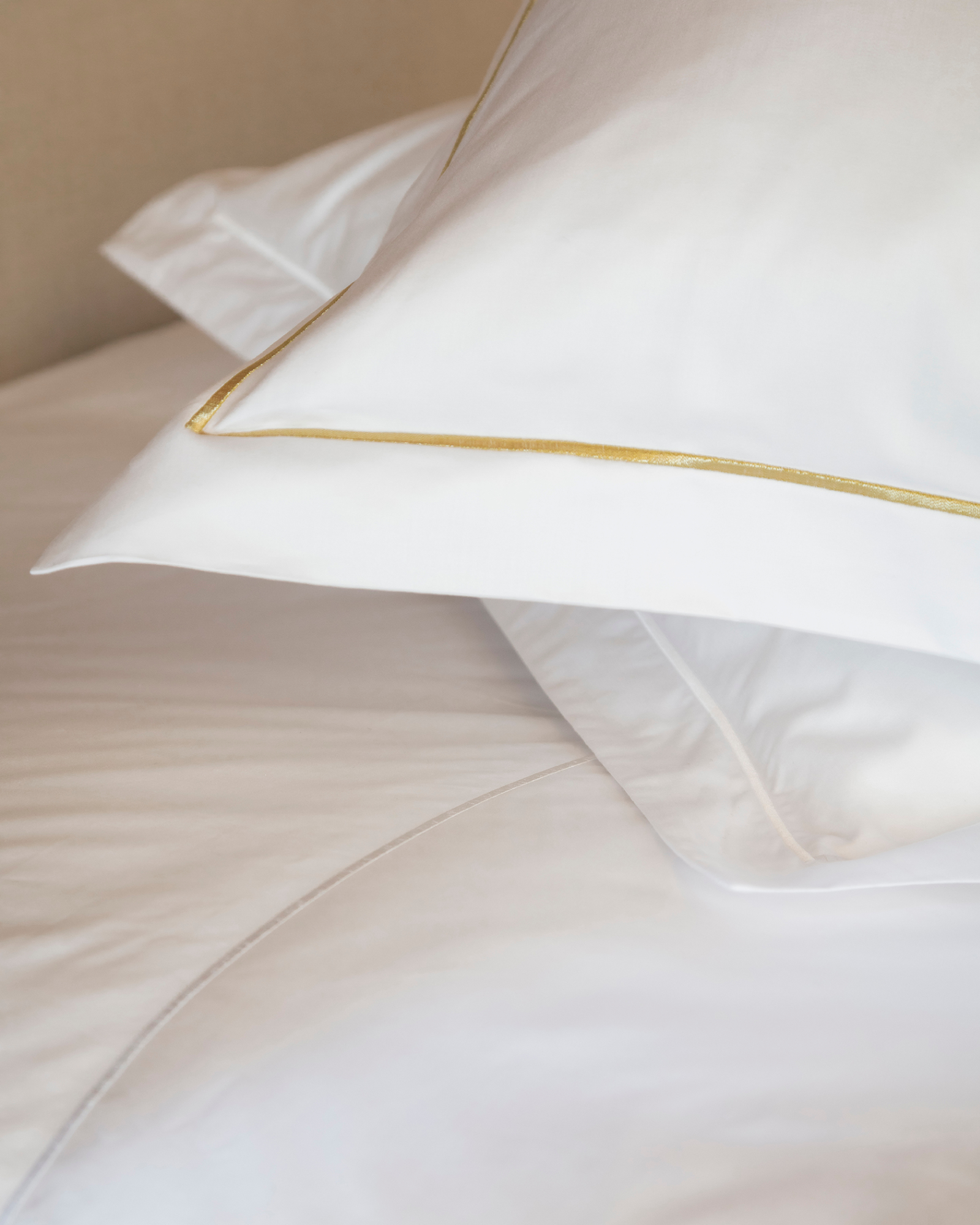 MARIE-MARIE - Pillowcase CLAIRE Gold - 65x65 cm - Gold